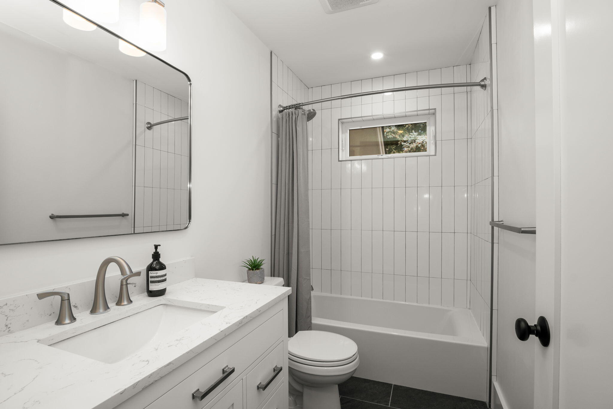 Hailey, Idaho 83333, United States, 5 Bedrooms Bedrooms, ,4 BathroomsBathrooms,Residential,Pending,212207