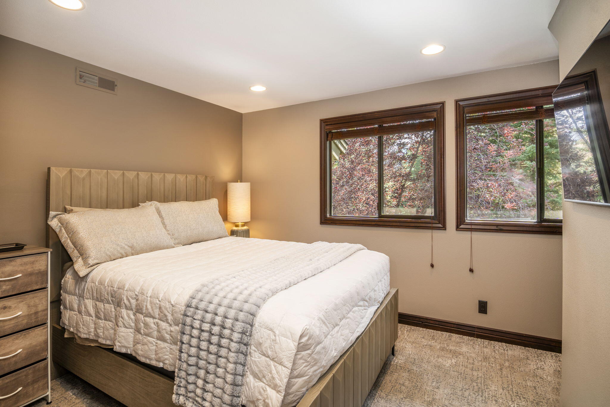 1394 Dollar Guest room 1