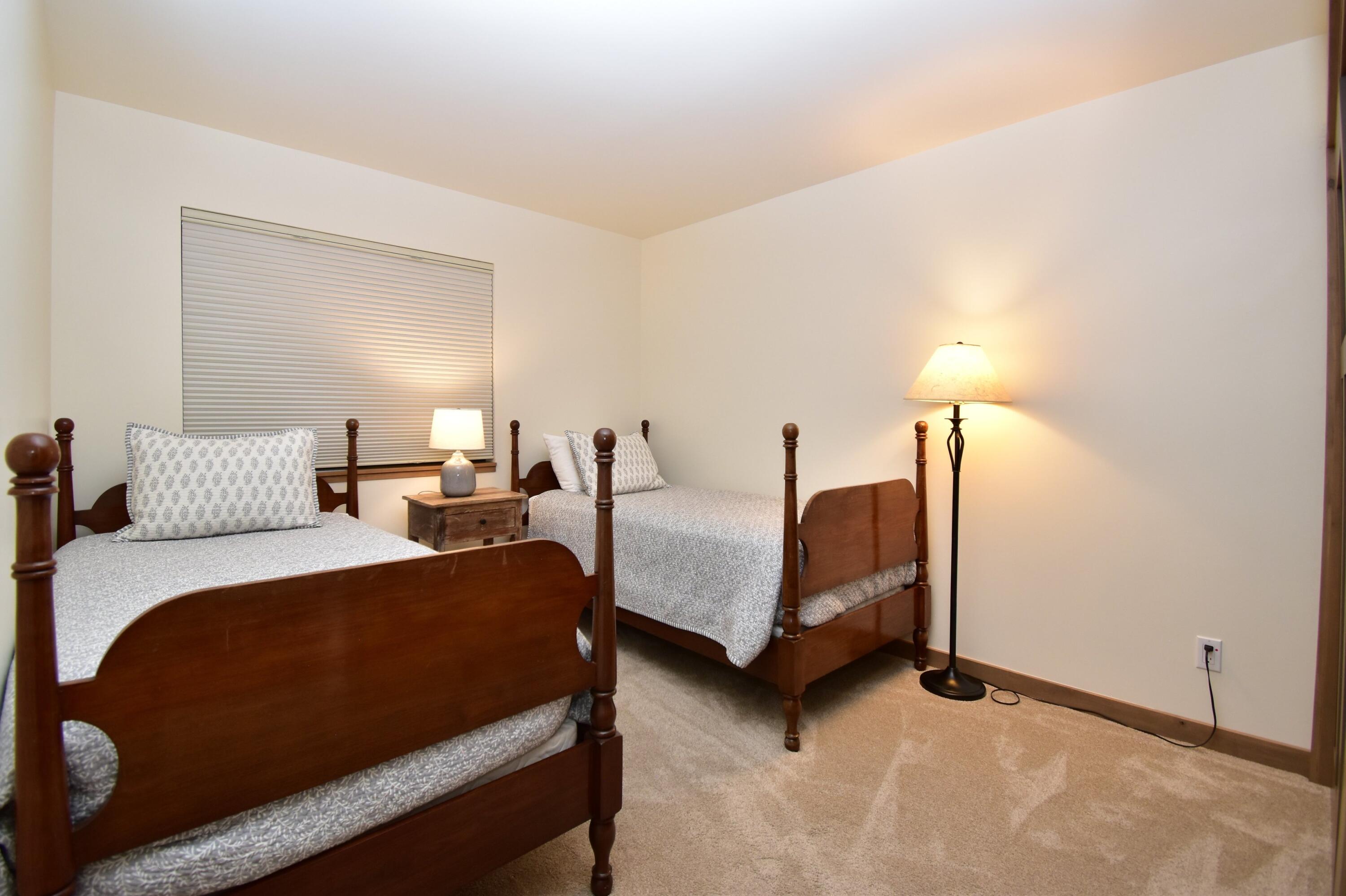 014_bedroom_twin_beds_1_963