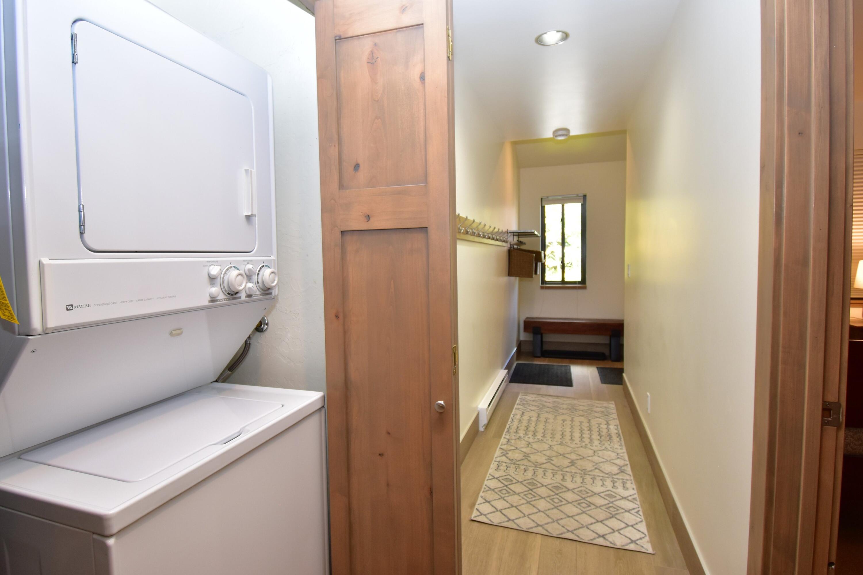 017_laundry_and_entry_hall_48