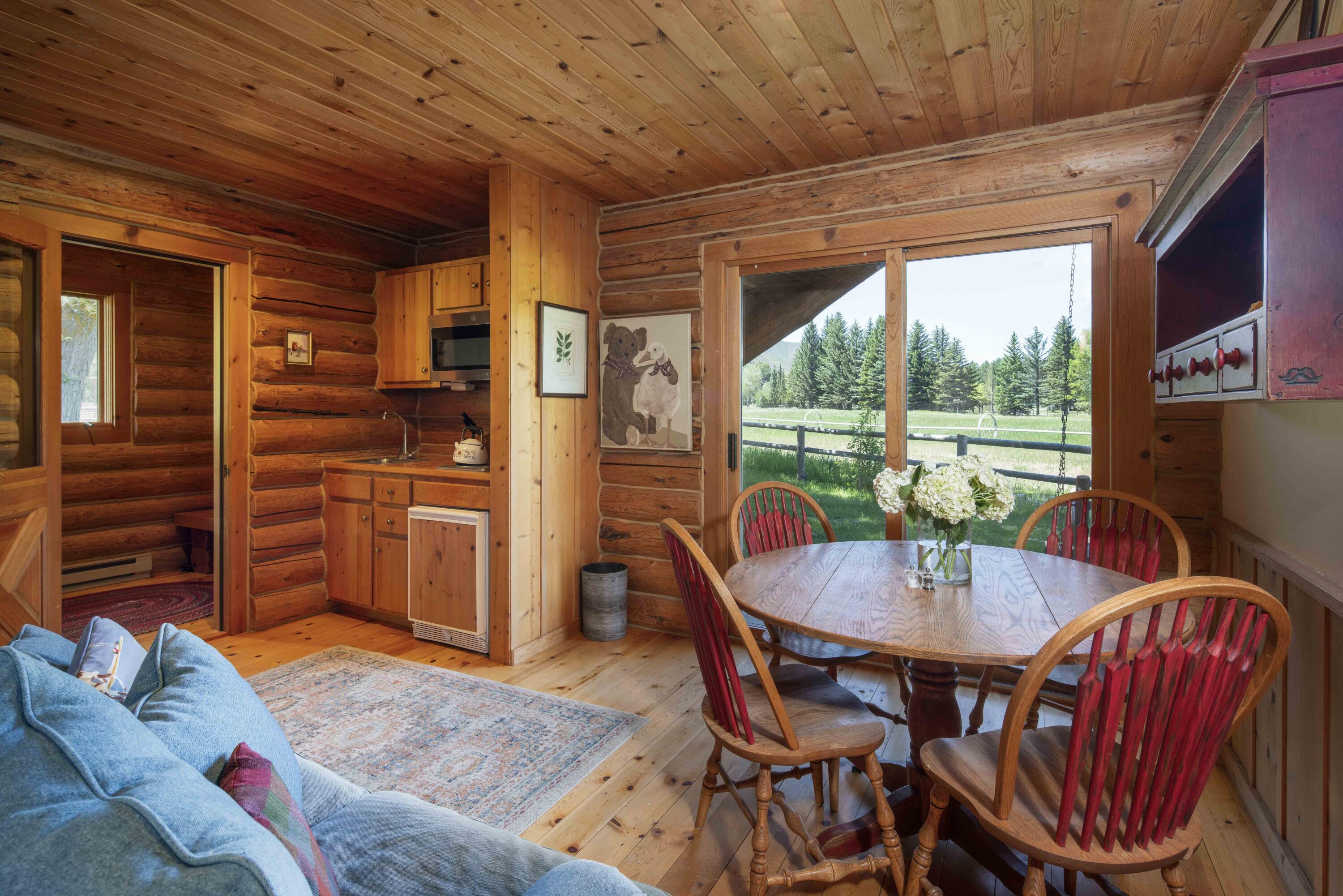 Cozy Living & Kitchen