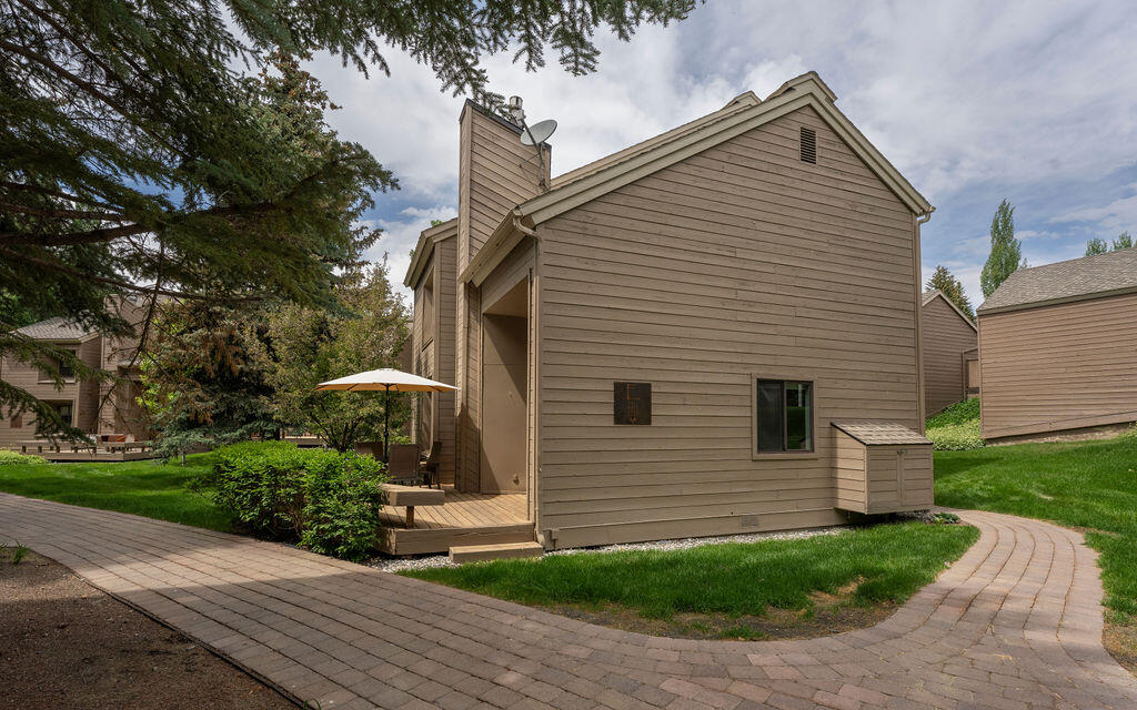 End Unit - Extra Windows and Quiet Locat