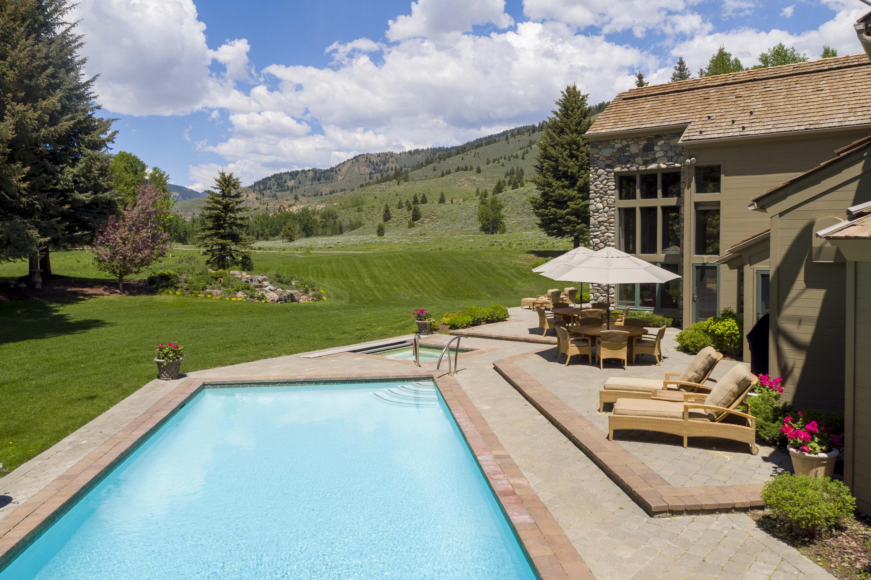 Pool/hot tub and deck