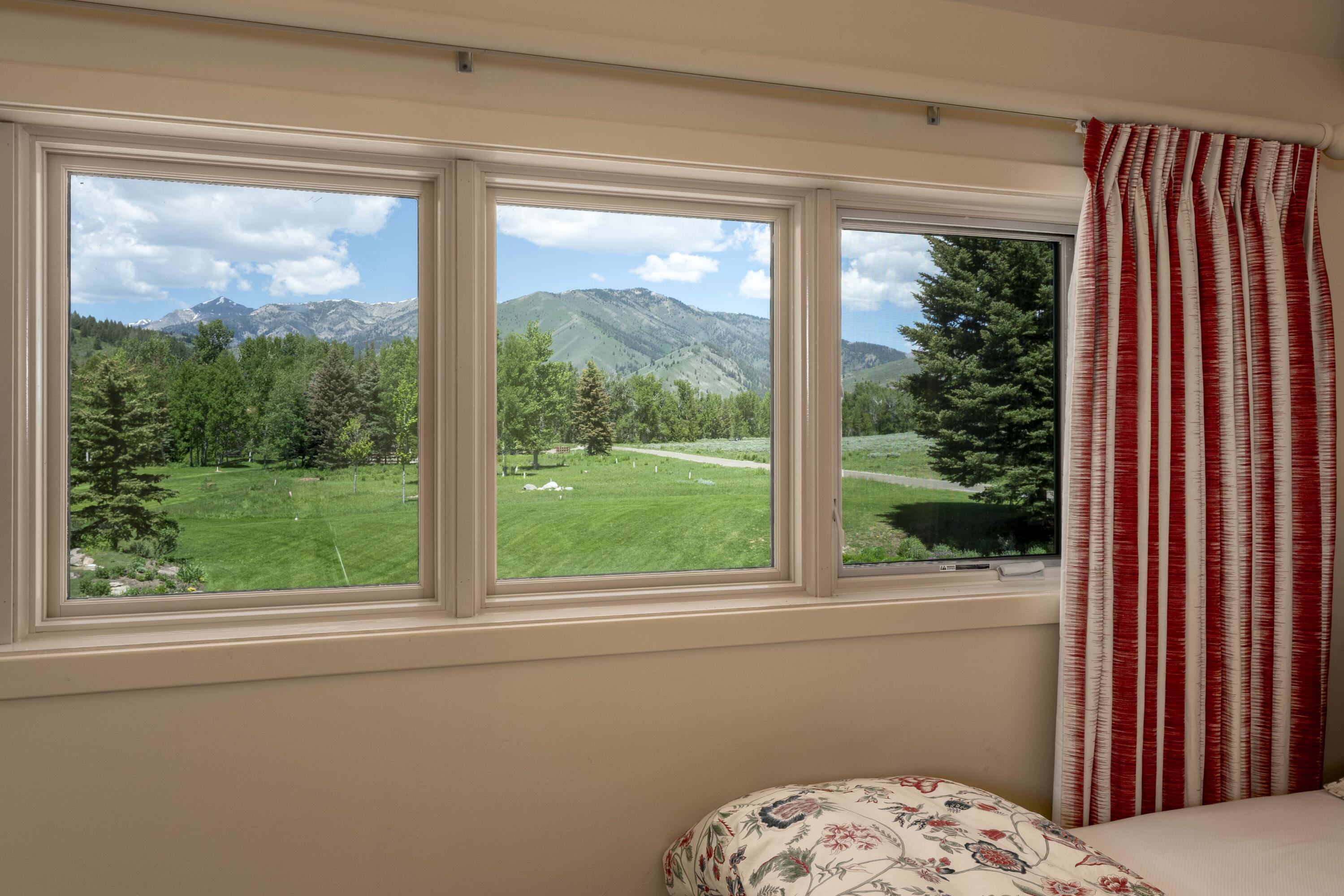 Guest bedroom 4 Boulder Mountain views