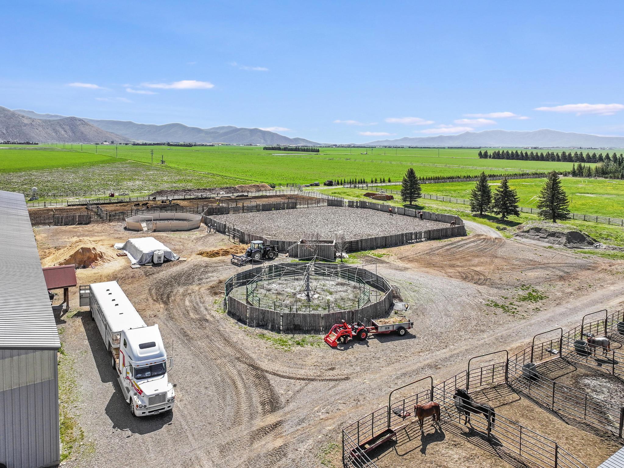 Outdoor Round Pen and Riding Arena