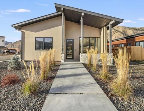 Photo of 820 N 1ST Ave, Hailey, ID 83333 (MLS # 25-333898)