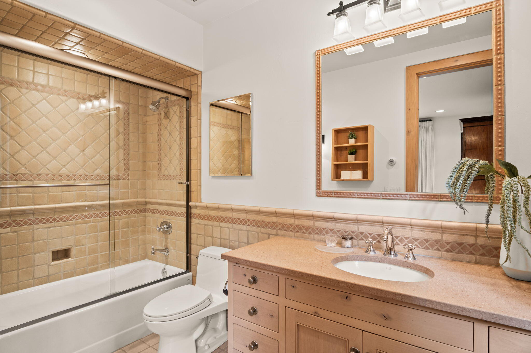 Main Floor En-suite Bathroom