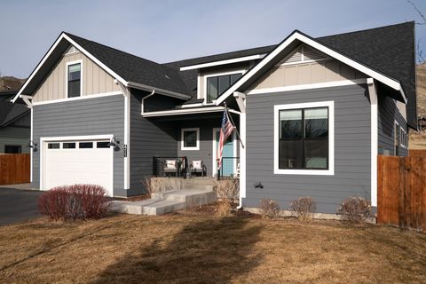 Photo of 411 Chestnut Loop, Bellevue, ID 83313 (MLS # 26-334049)