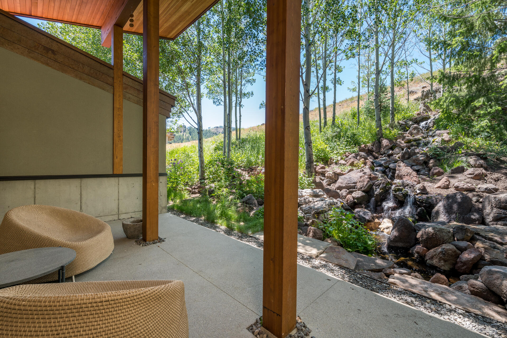 Sitting area by Fountain