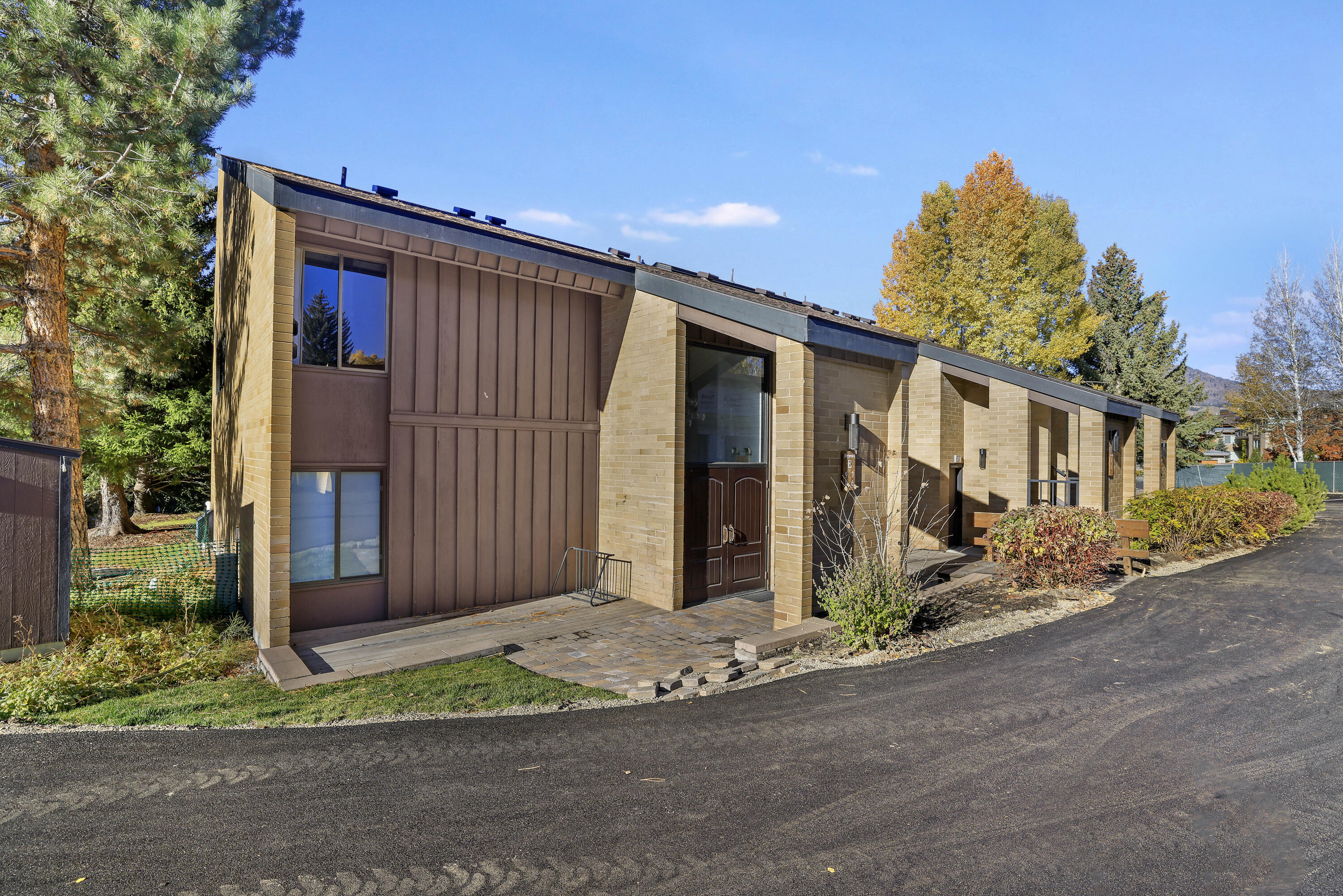 127 Saddle Road - 01