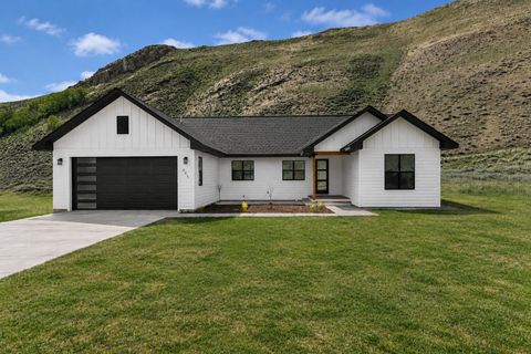 Photo of 605 Rosewood Dr, Bellevue, ID 83313 (MLS # 26-334390)