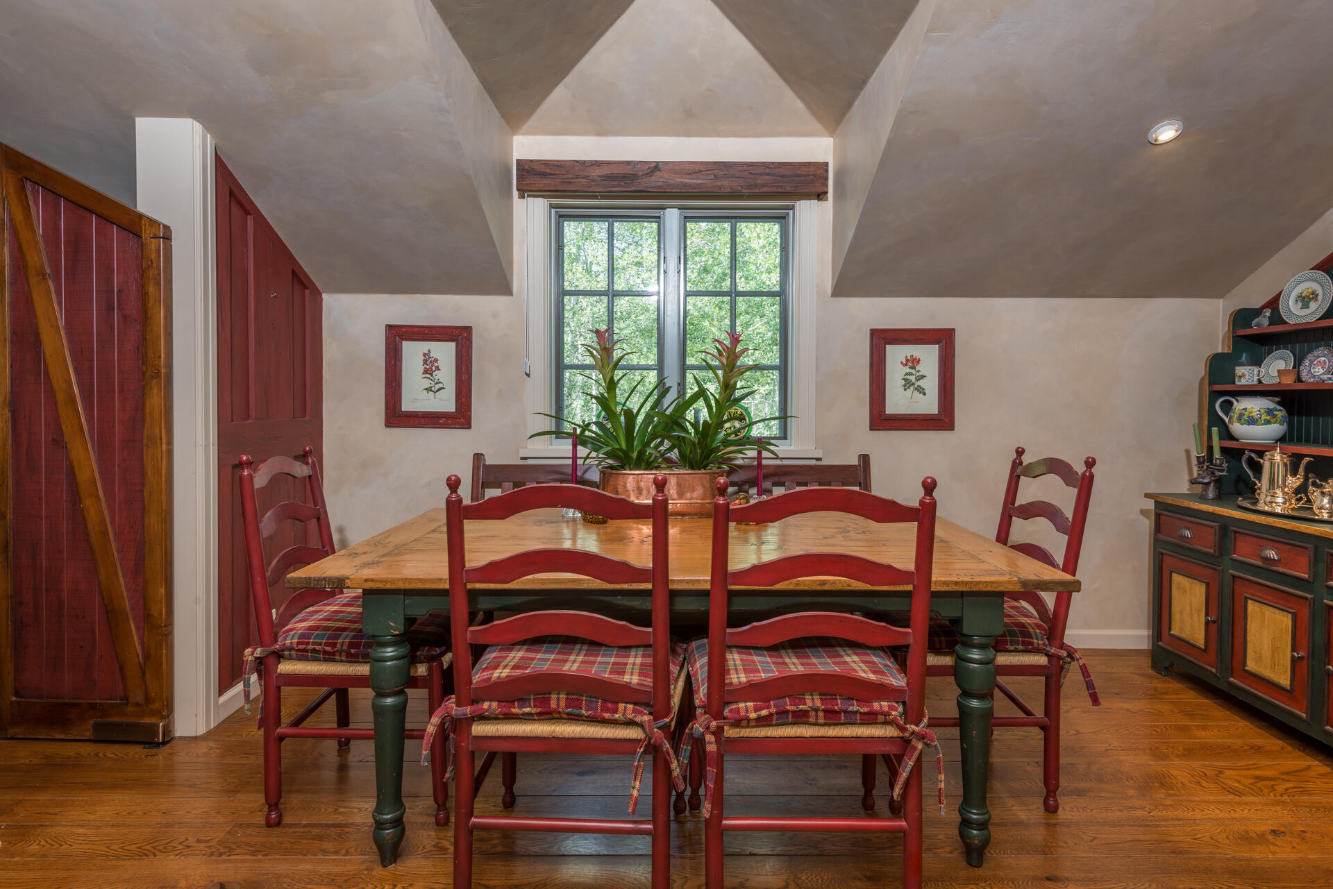 Guest quarters dining