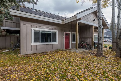 Photo of 225 Pinewood Lane Ln #D16, Ketchum, ID 83340 (MLS # 25-333951)