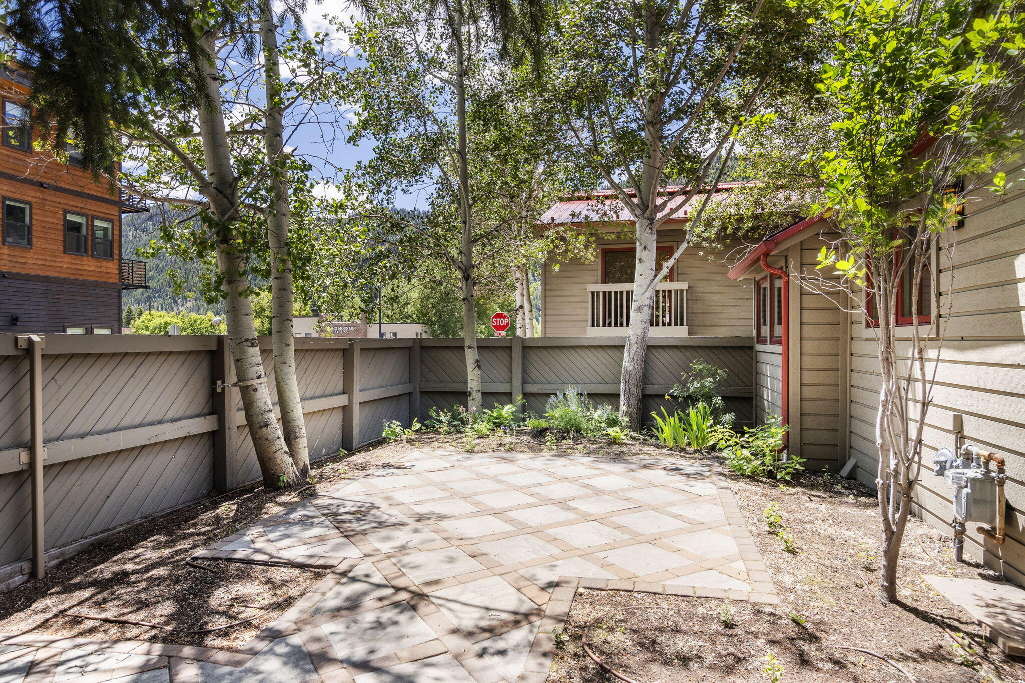 fenced front yard of 3 bed/3 bth home