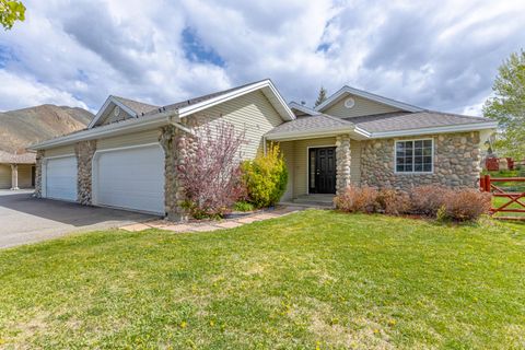 Photo of 219 S 9th St, Bellevue, ID 83313 (MLS # 26-334339)