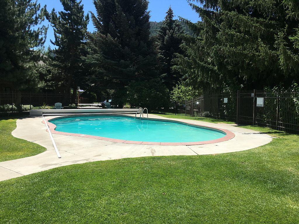 Horizons 4 Pool