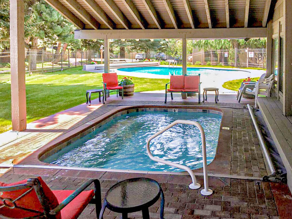 H4 139 Hot Tub
