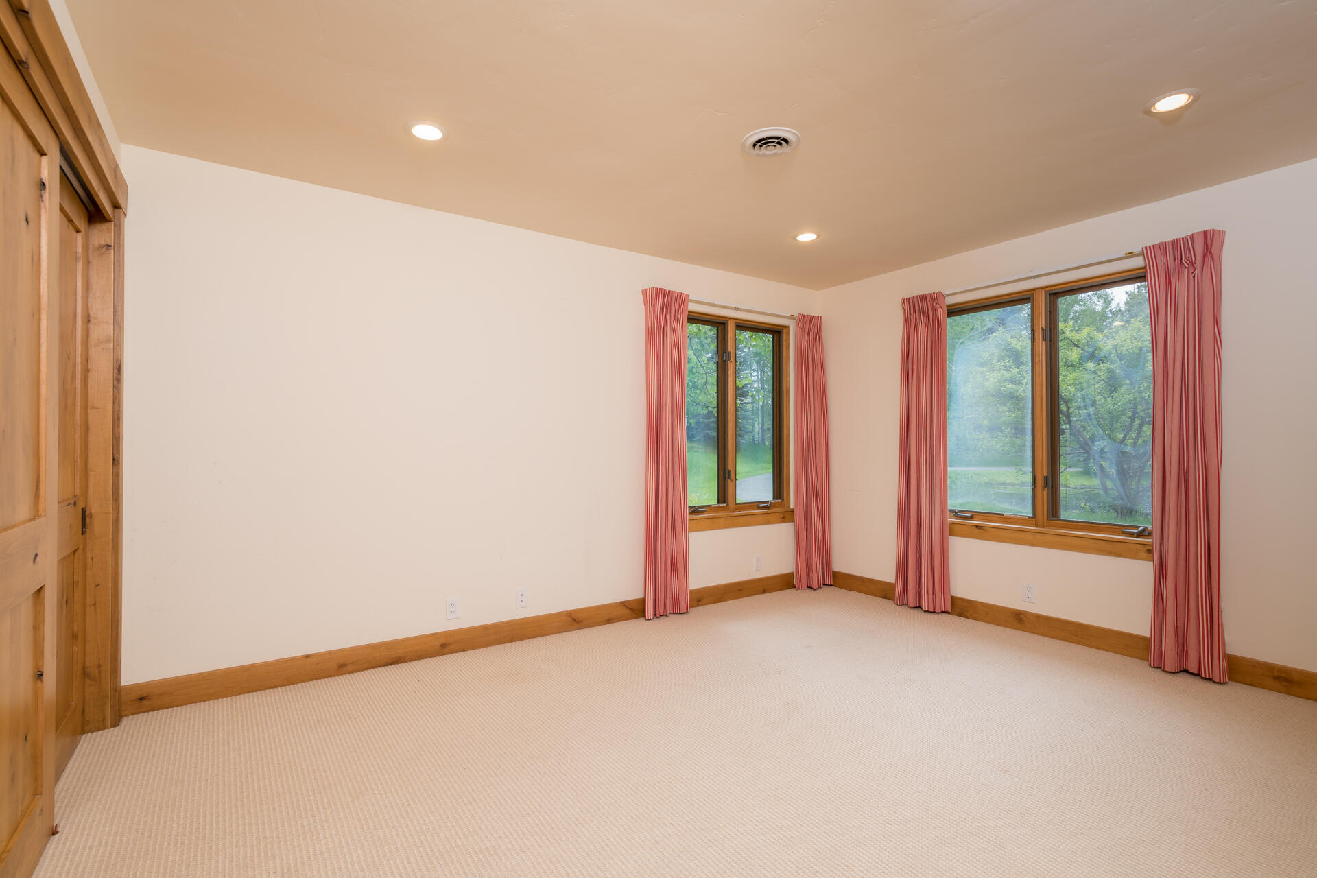 Blaine County, Idaho 83340, United States, 5 Bedrooms Bedrooms, ,7 BathroomsBathrooms,Residential,Pending,73511