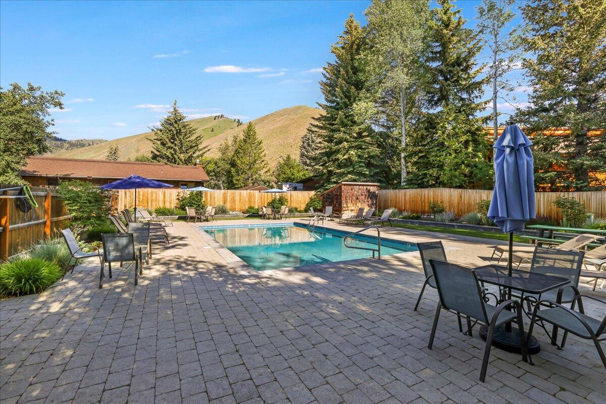 Gorgeous pool setting
