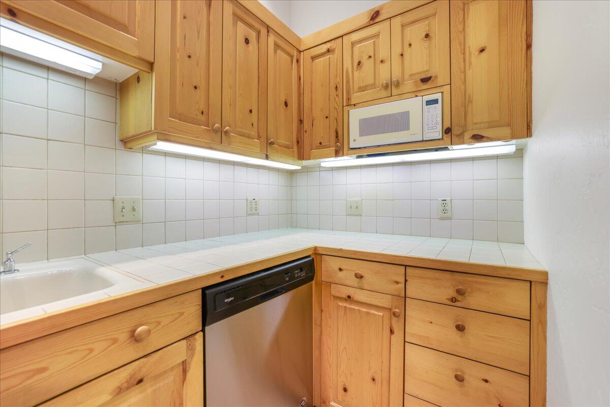 Dishwasher, micro and plenty of cabinets