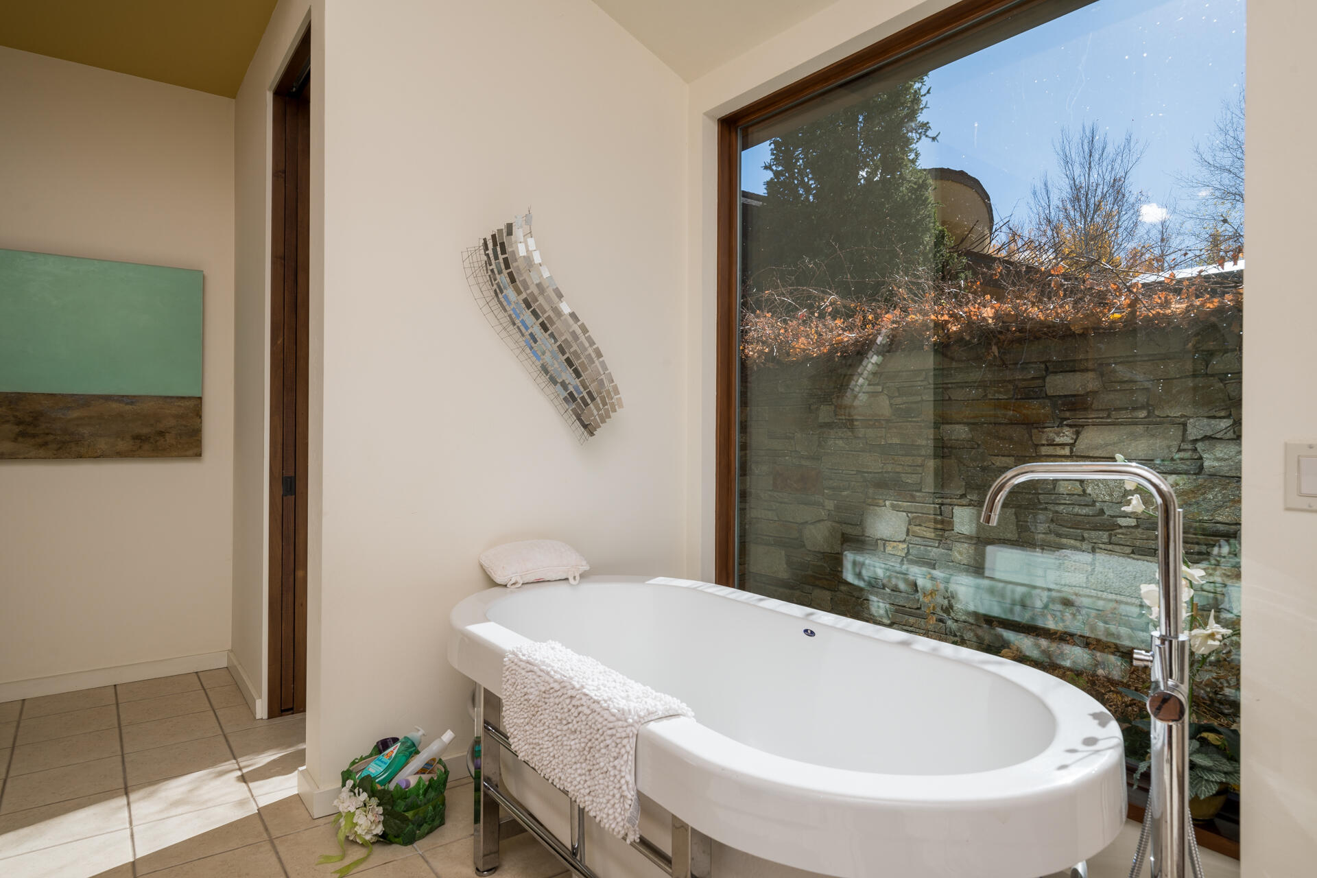 Wonderful tub in primary