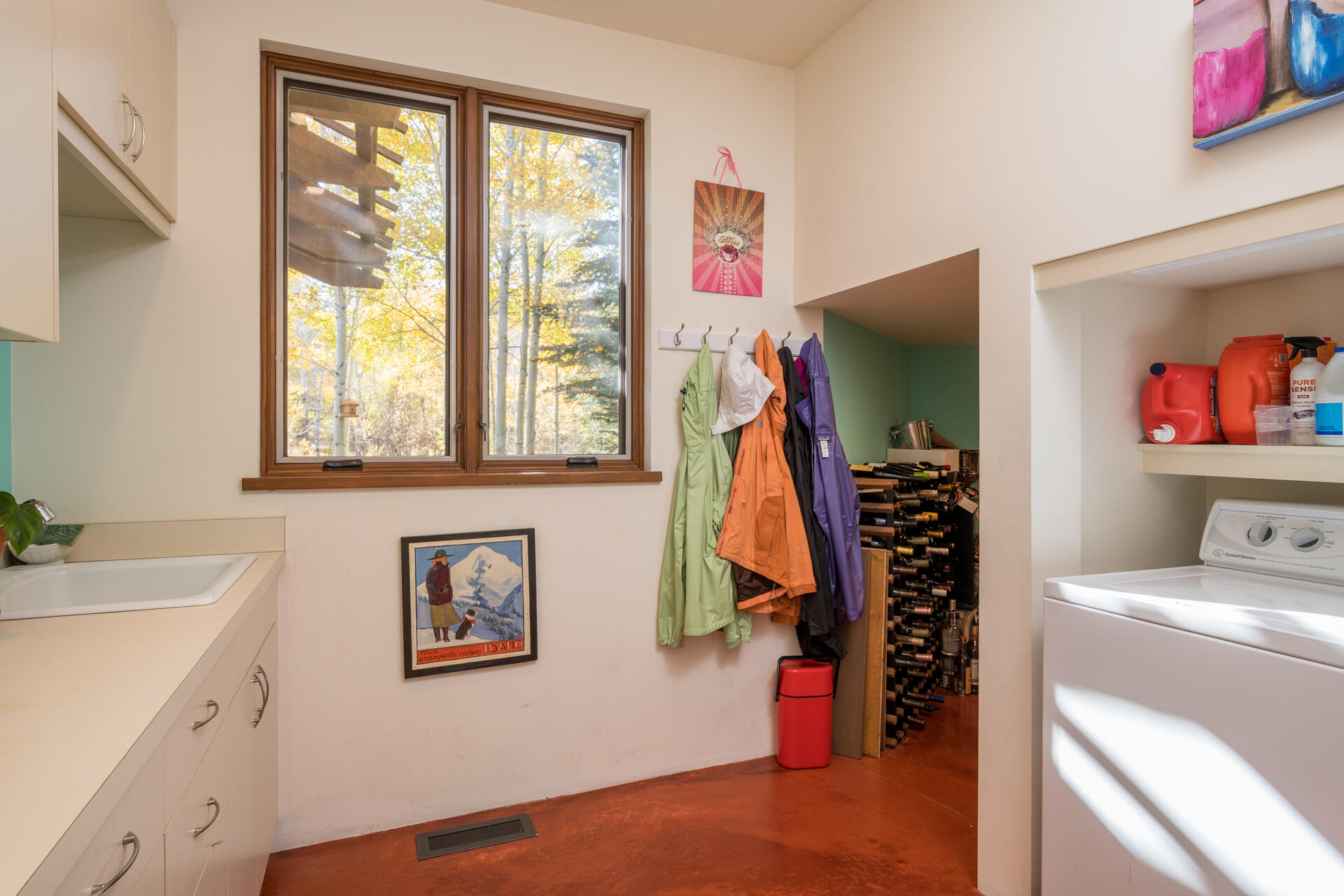 Laundry room with plenty of storage