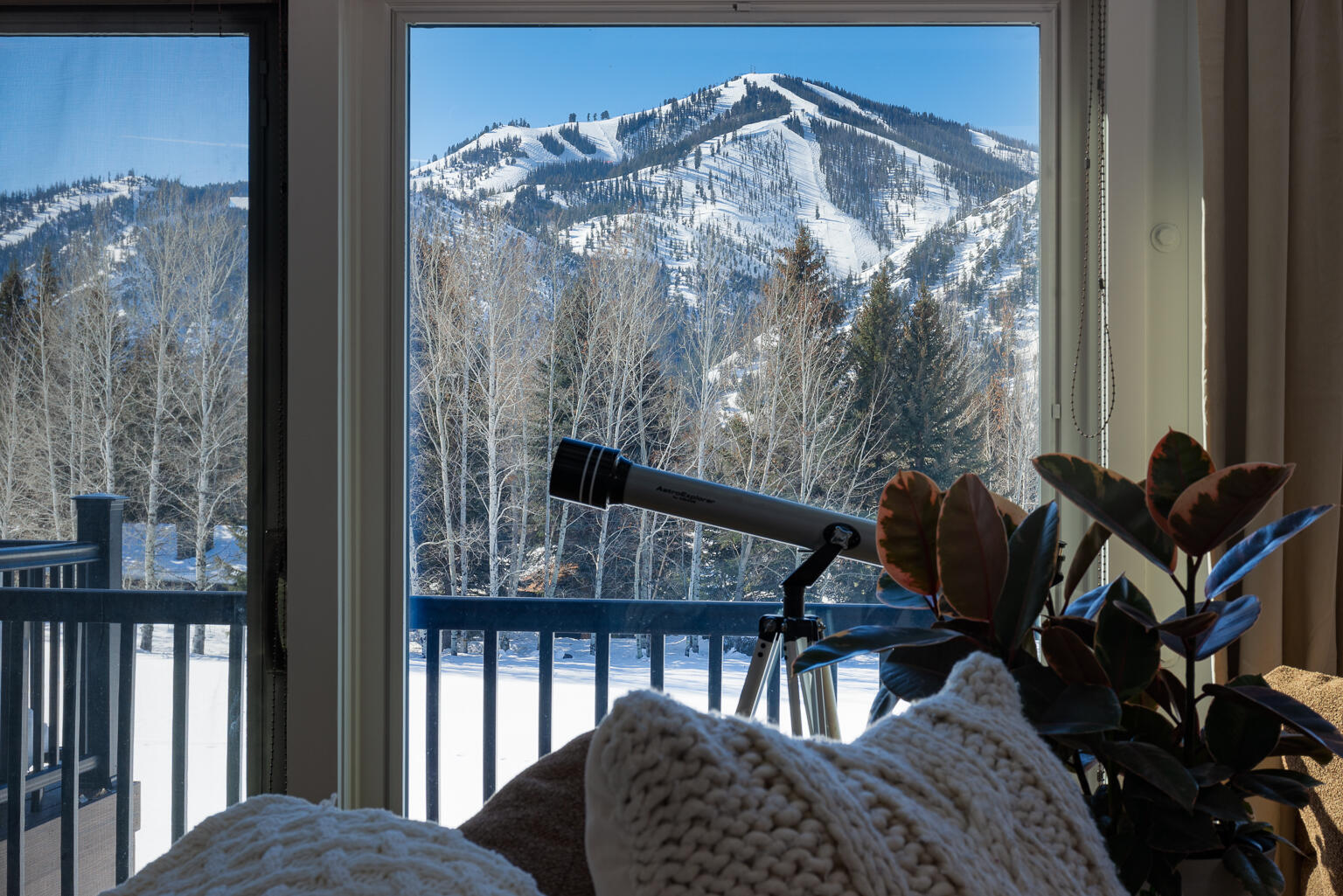 Ketchum, Idaho 83340, United States, 3 Bedrooms Bedrooms, ,4 BathroomsBathrooms,Residential,Pending,39129