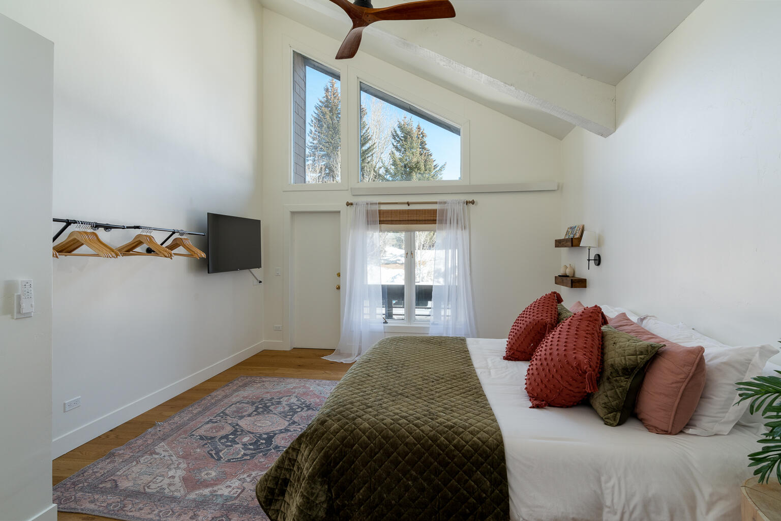 Ketchum, Idaho 83340, United States, 3 Bedrooms Bedrooms, ,4 BathroomsBathrooms,Residential,Pending,39129
