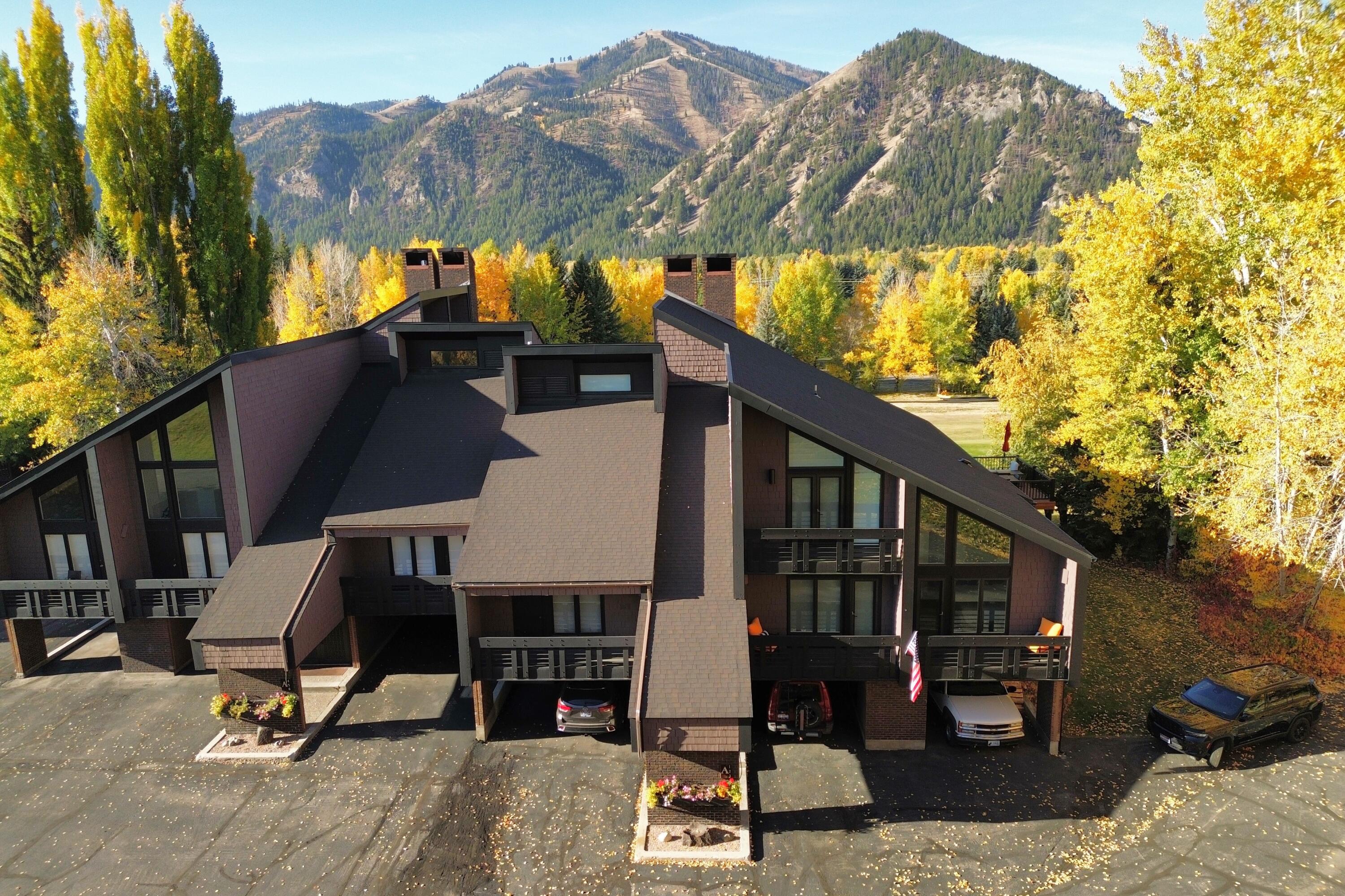 Ketchum, Idaho 83340, United States, 3 Bedrooms Bedrooms, ,4 BathroomsBathrooms,Residential,Pending,39129