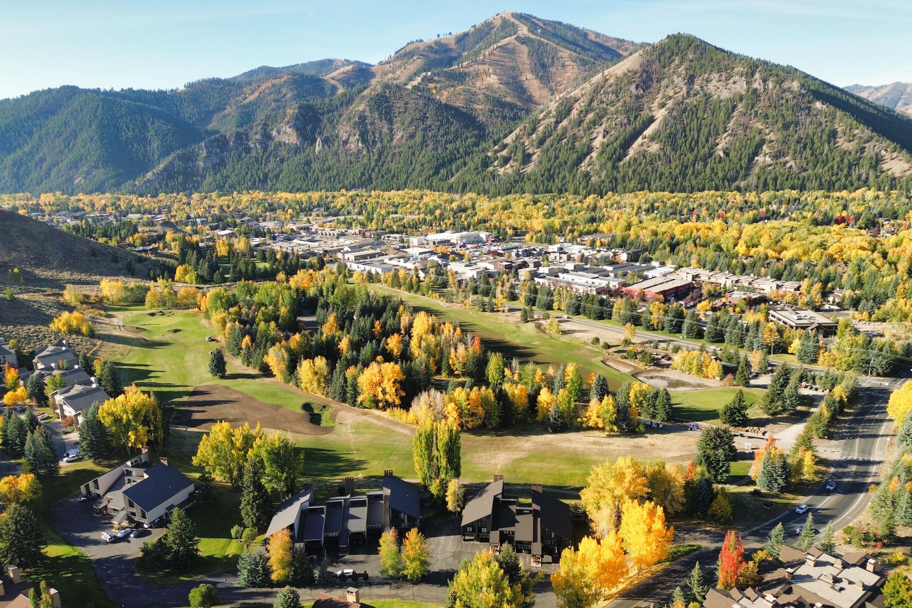 Ketchum, Idaho 83340, United States, 3 Bedrooms Bedrooms, ,4 BathroomsBathrooms,Residential,Pending,39129