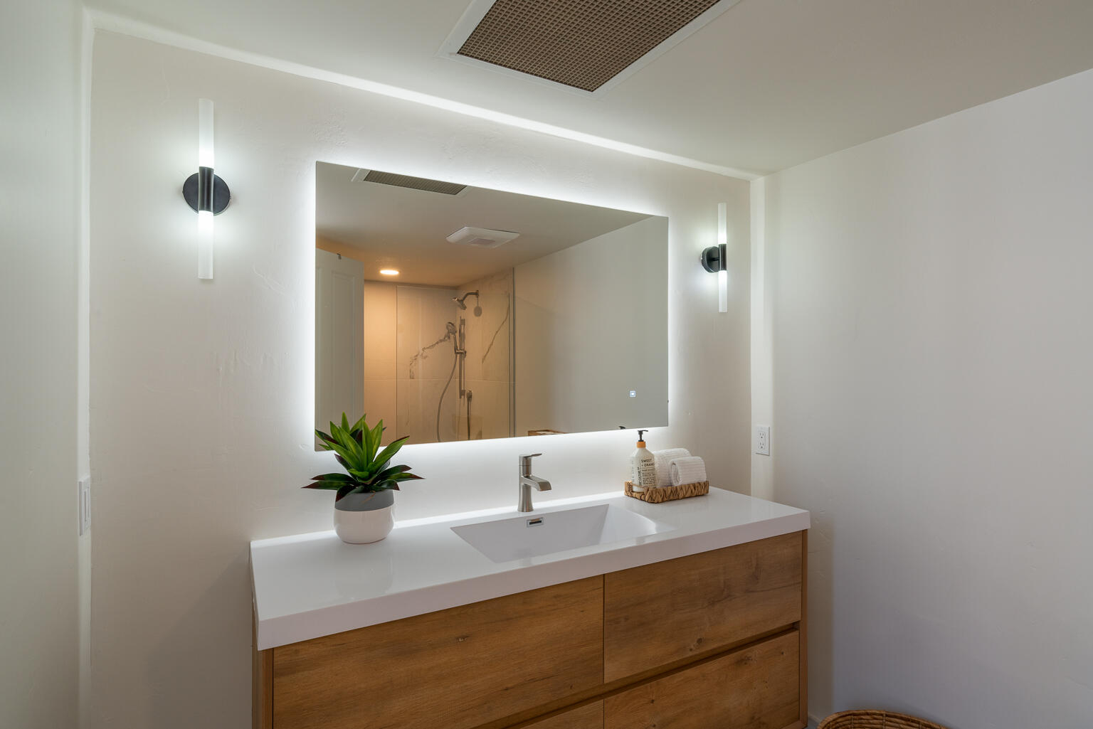 Ketchum, Idaho 83340, United States, 3 Bedrooms Bedrooms, ,4 BathroomsBathrooms,Residential,Pending,39129