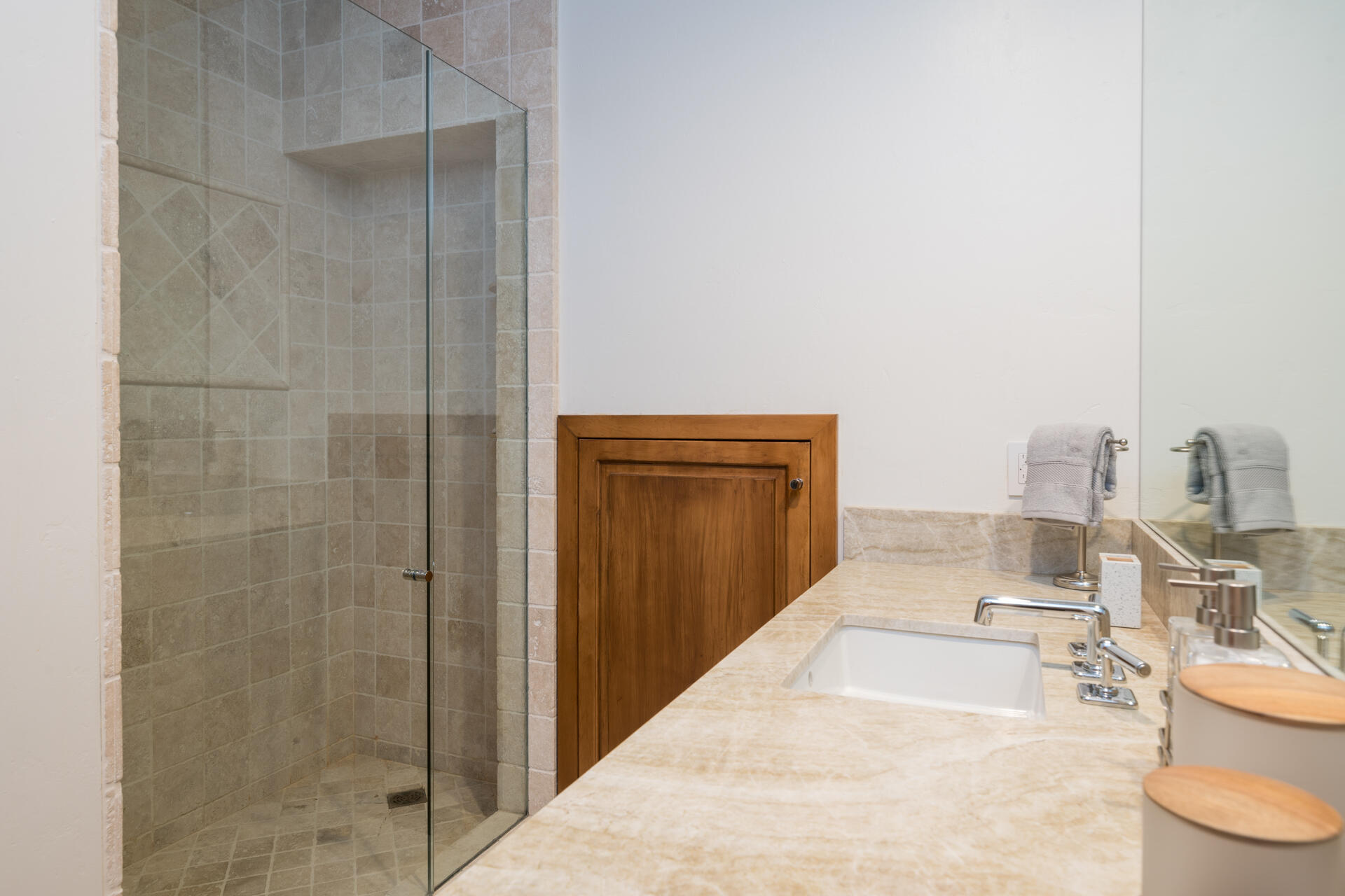 Ketchum, Idaho 83340, United States, 4 Bedrooms Bedrooms, ,5 BathroomsBathrooms,Residential,Pending,72593