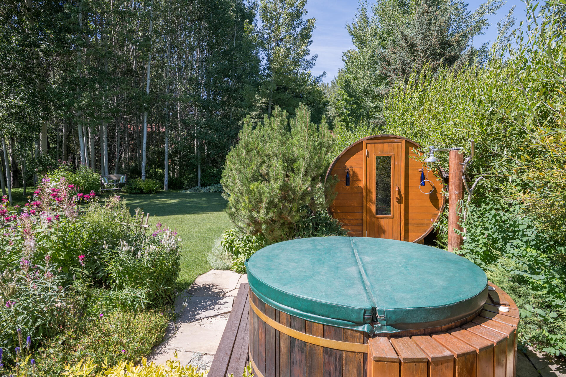 Hot tub, sauna and outdoor shower
