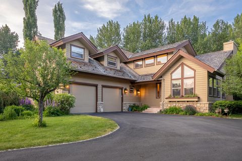 Photo of 907 RIVERSIDE Dr, Bellevue, ID 83313 (MLS # 25-333239)