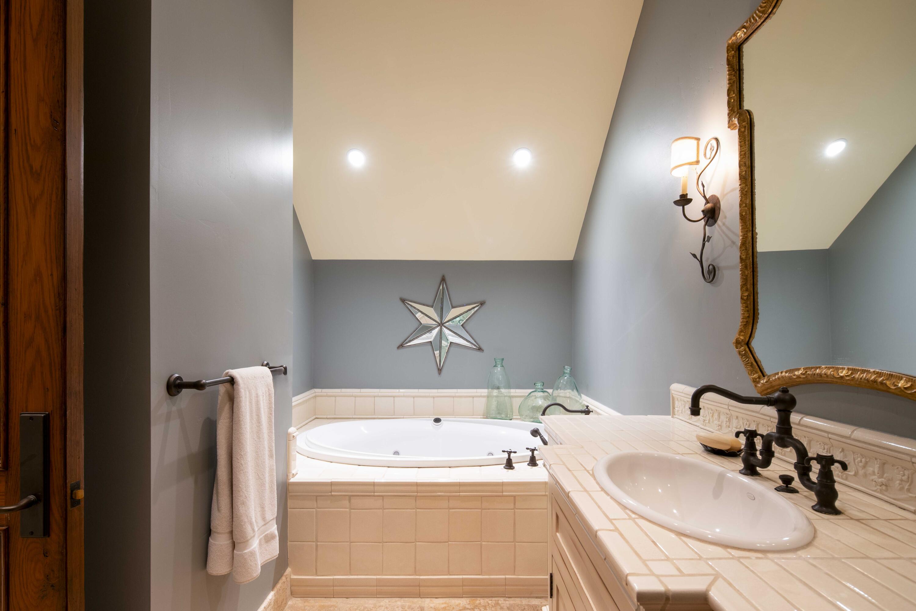 Guest Suite 2 Bathroom