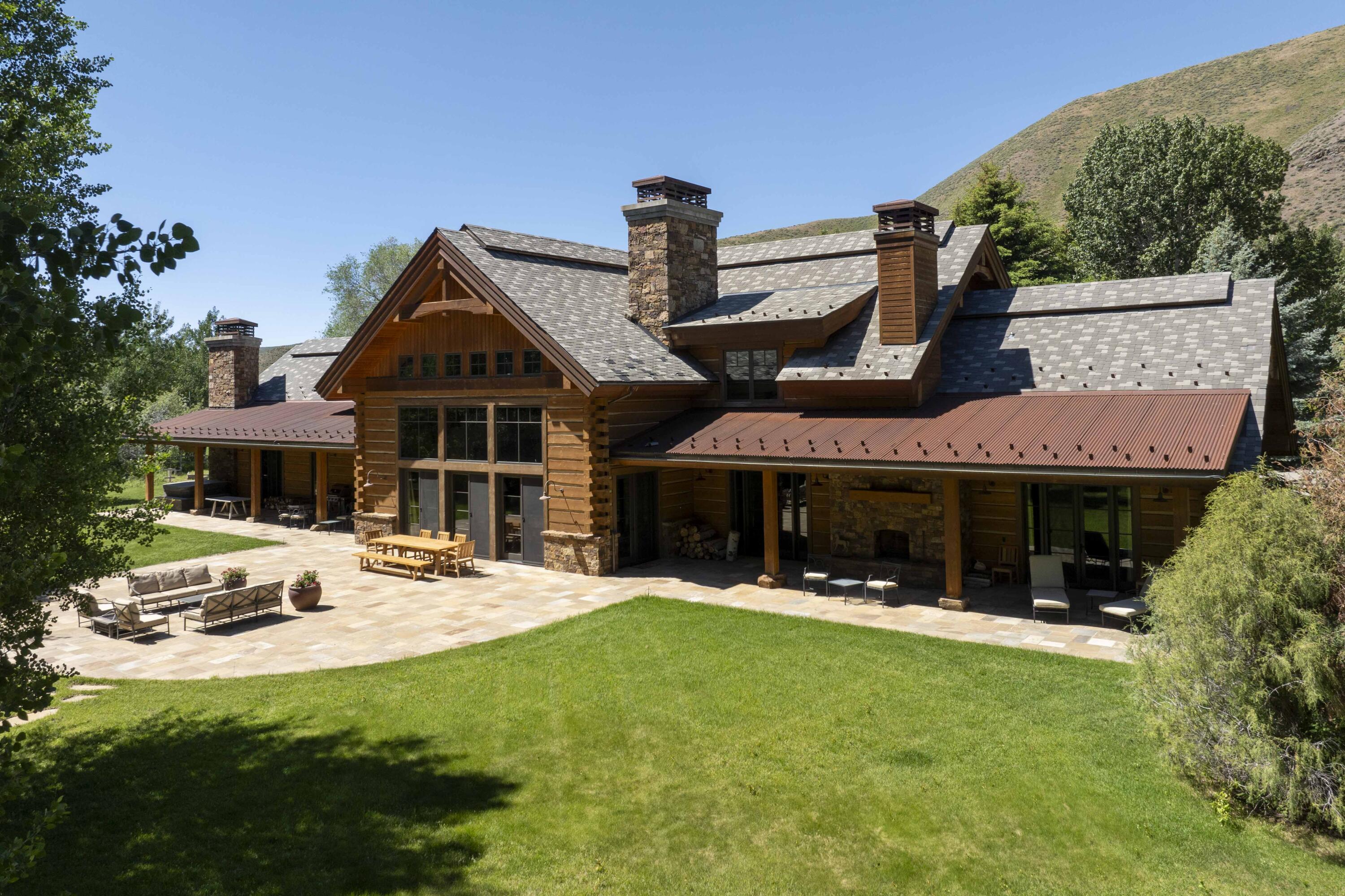 Spacious & Sunny Back Paver Patior