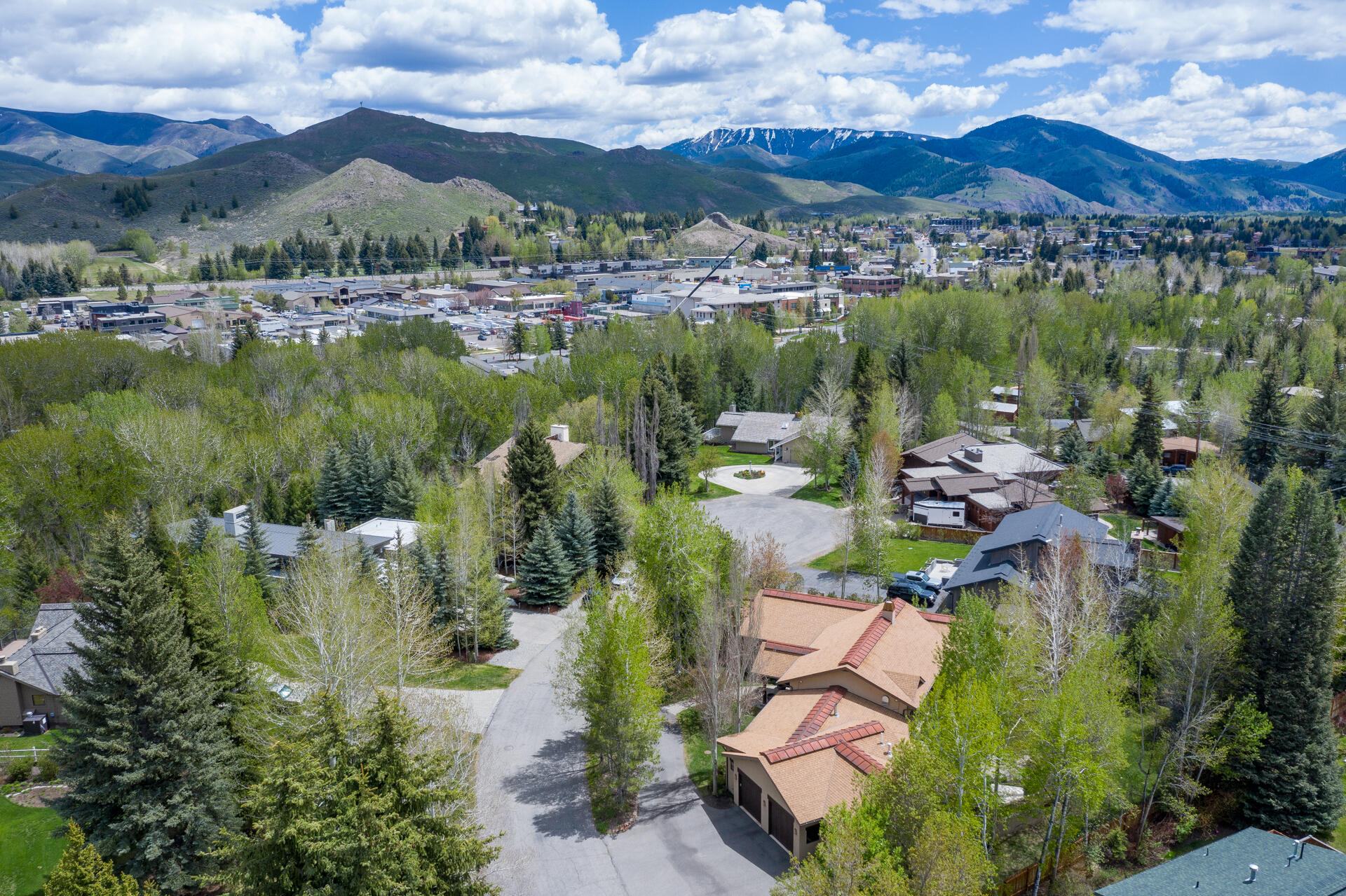 Ketchum, Idaho 83340, United States, 3 Bedrooms Bedrooms, ,4 BathroomsBathrooms,Residential,Pending,56530