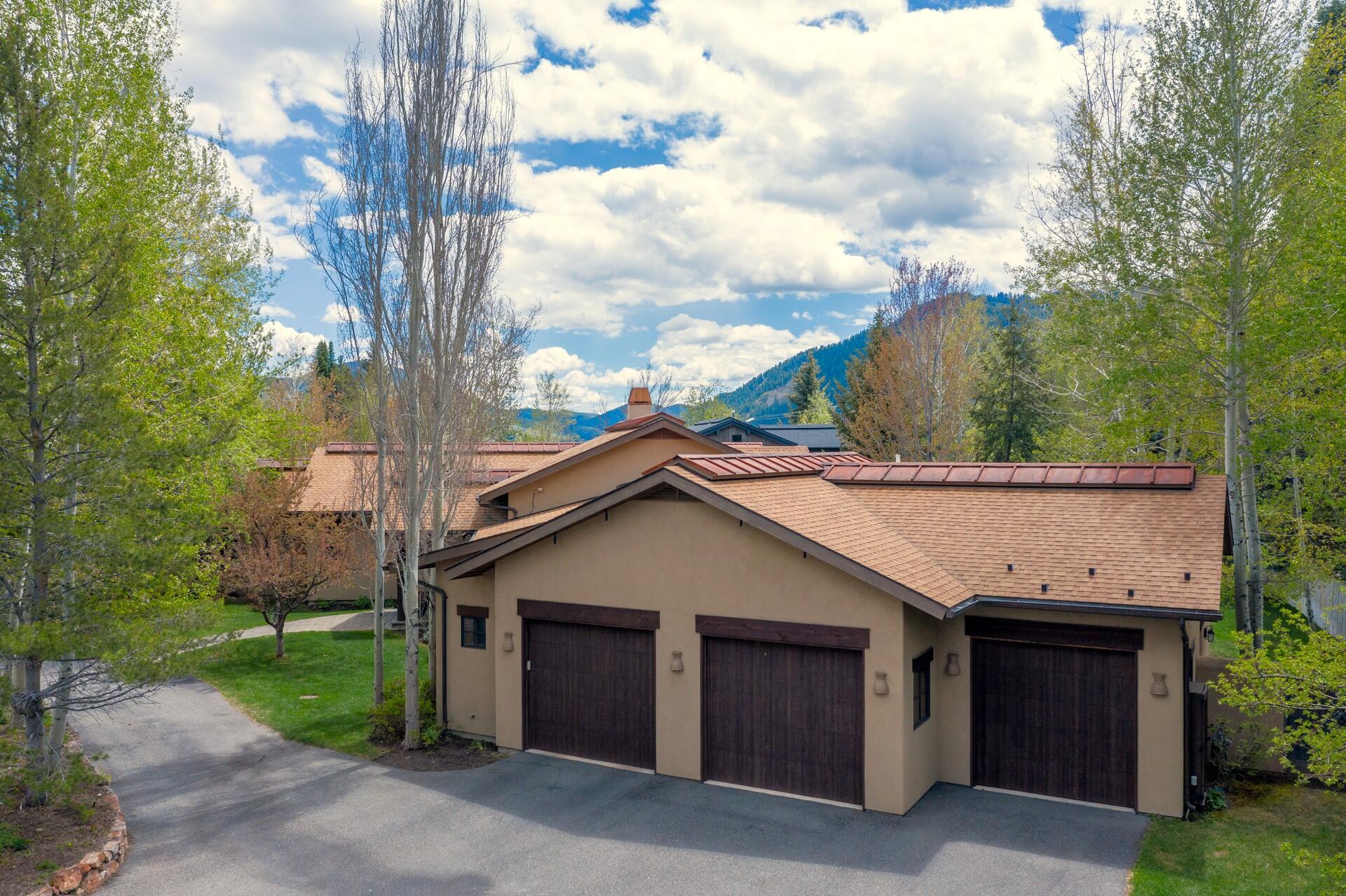 Ketchum, Idaho 83340, United States, 3 Bedrooms Bedrooms, ,4 BathroomsBathrooms,Residential,Pending,56530