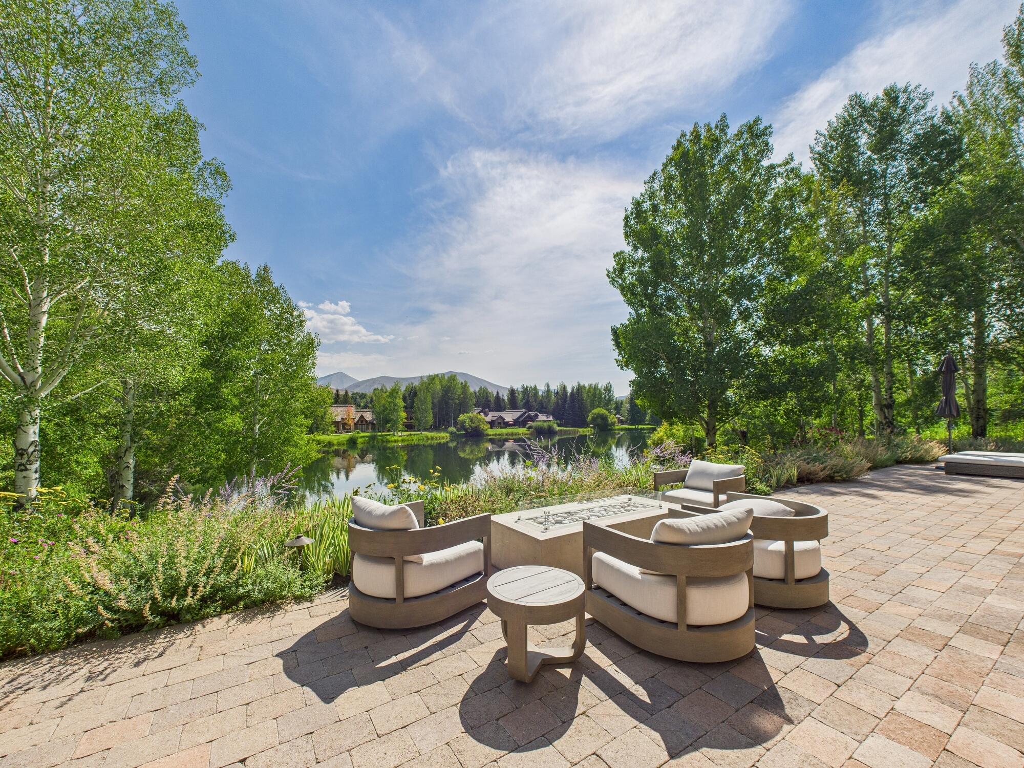 CAM03555G0-PR0103-STILL022