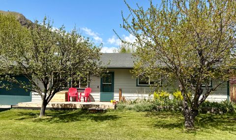 Photo of 311 W Cottonwood St, Hailey, ID 83333 (MLS # 26-334405)