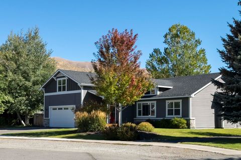 Photo of 941 Eastridge Dr, Hailey, ID 83333 (MLS # 25-333699)