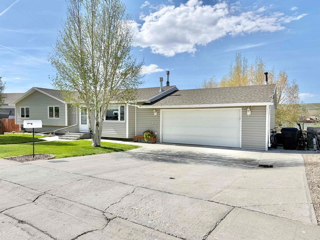Photo of 1410 Coulson Ave AVE, Kemmerer, WY 83101 (MLS # 20262260)