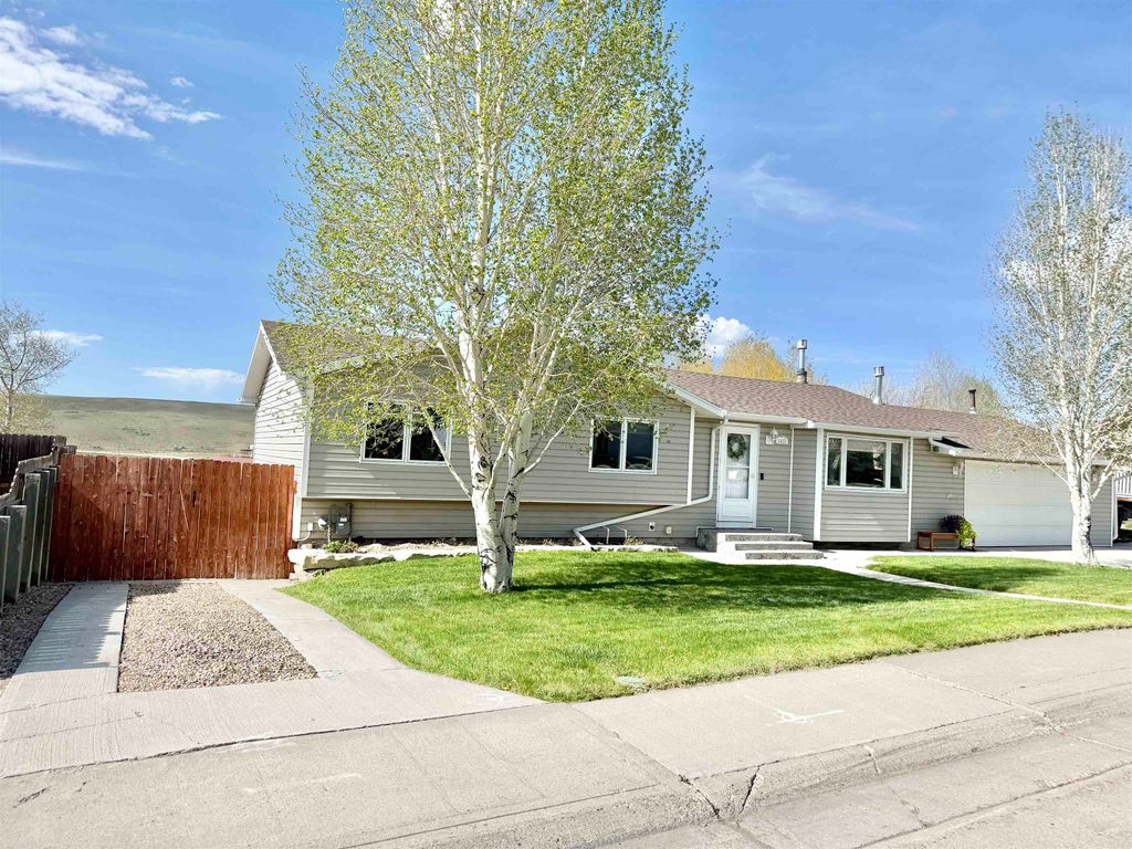 Photo of 1410 Coulson Ave AVE, Kemmerer, WY 83101 (MLS # 20262260)