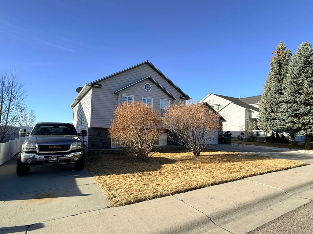 Photo of 2326 Cripple Creek Dr, Rock Springs, WY 82901 (MLS # 20261174)
