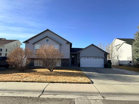Photo of 2326 Cripple Creek Dr, Rock Springs, WY 82901 (MLS # 20261174)