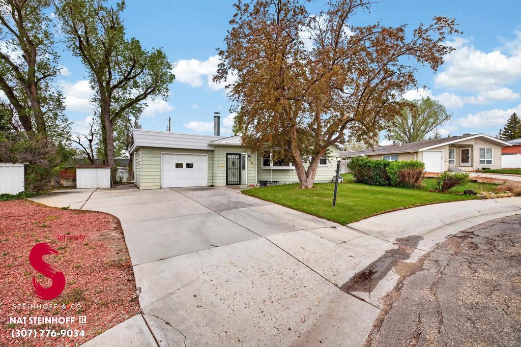 Photo of 2705 E 11th St, Casper, WY 82609 (MLS # 20262205)