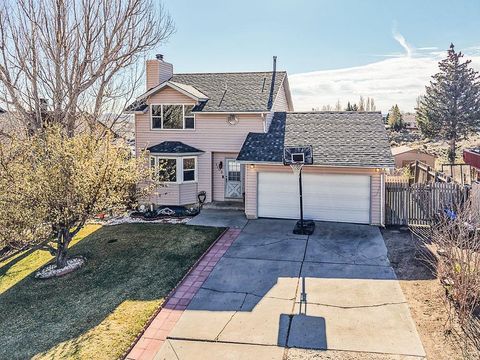 Photo of 1109 Overland Dr, Rock Springs, WY 82901 (MLS # 20261542)