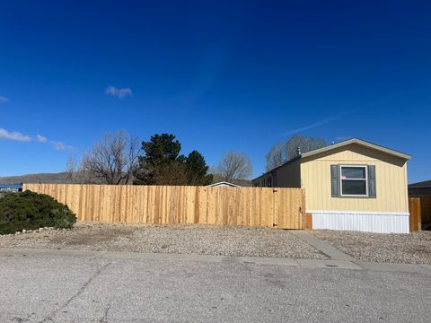 Photo of 713 Apple Avenue, Rawlins, WY 82301 (MLS # 20262176)
