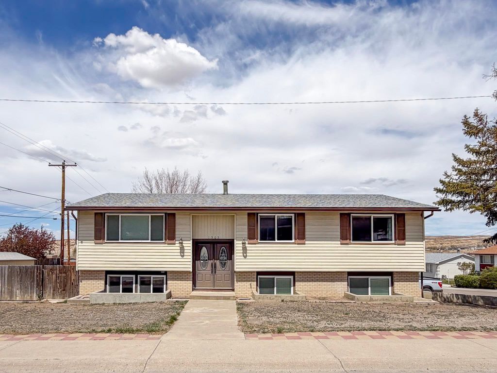 Photo of 1505 James Drive, Rock Springs, WY 82901 (MLS # 20262196)
