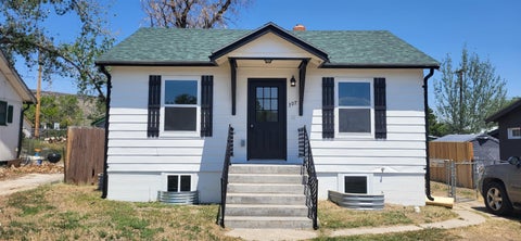 Photo of 307 E Walnut St, Rawlins, WY 82301 (MLS # 20263128)